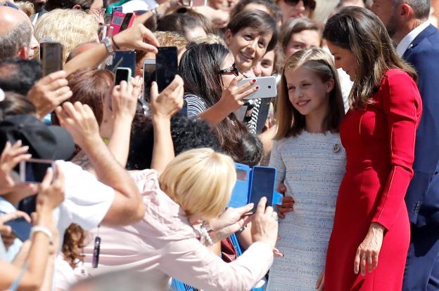 La Princesa de Asturias y doña Letizia, durante su visita a Covadonga. 