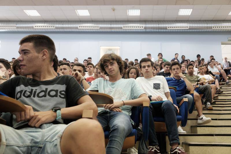 La Escuela Politécnica de Ingeniería de Gijón celebra las jornadas de acogida en las que los nuevos estudiantes recibieron información sobre el centro