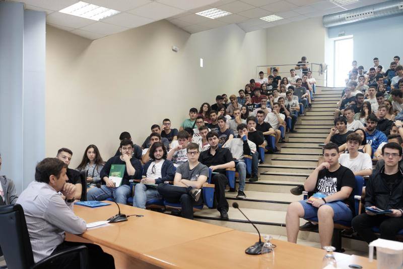 La Escuela Politécnica de Ingeniería de Gijón celebra las jornadas de acogida en las que los nuevos estudiantes recibieron información sobre el centro