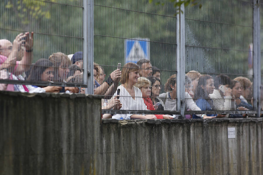  Doña Letizia estuvo conversando con los niños sobre sus actividades escolares. 