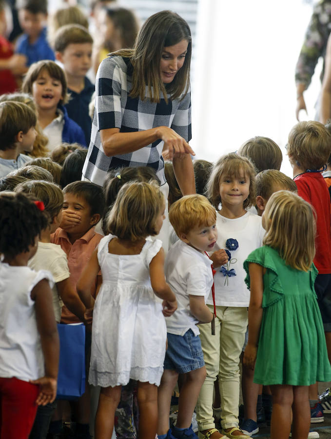  Doña Letizia estuvo conversando con los niños sobre sus actividades escolares. 