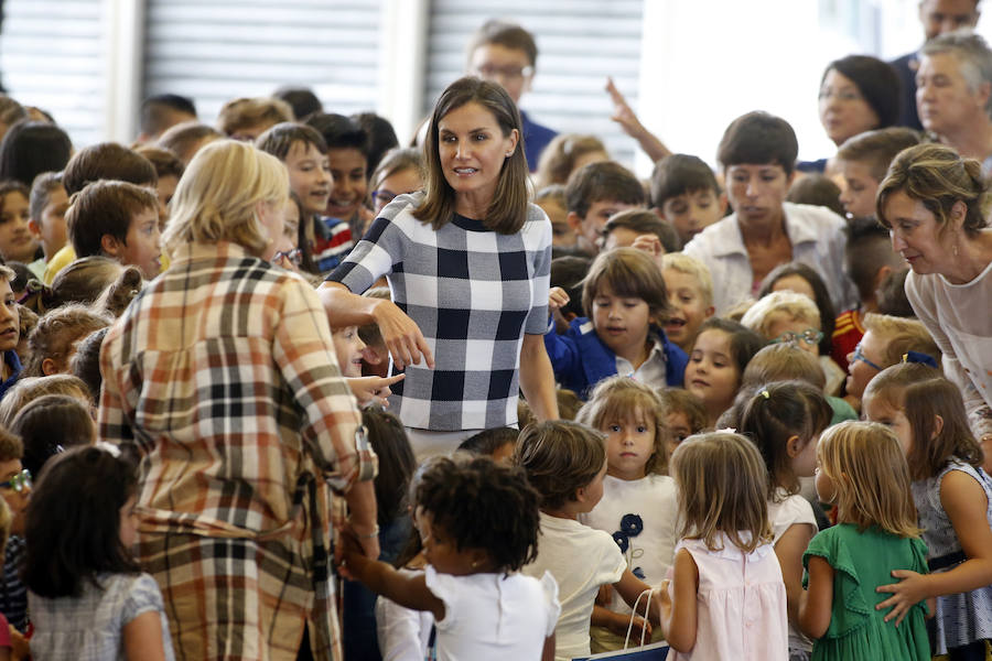  Doña Letizia estuvo conversando con los niños sobre sus actividades escolares. 