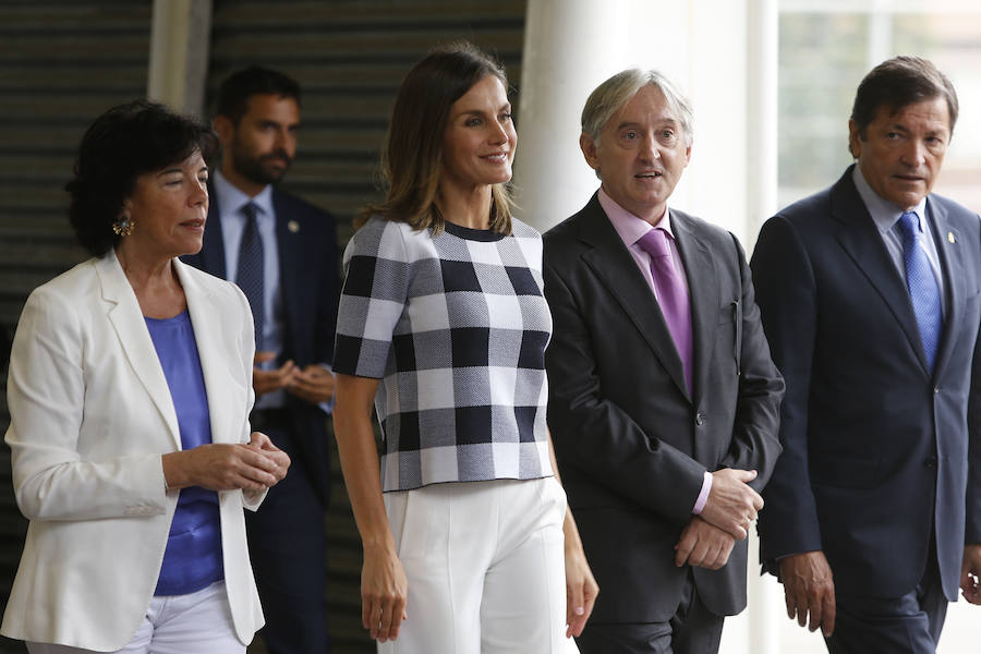  Doña Letizia estuvo conversando con los niños sobre sus actividades escolares. 