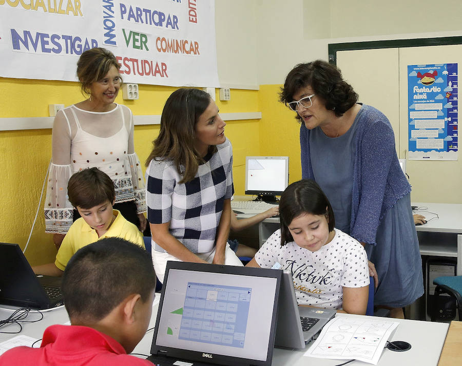  Doña Letizia estuvo conversando con los niños sobre sus actividades escolares. 