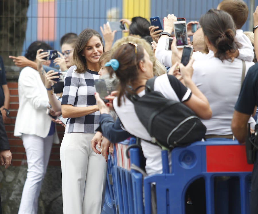  Doña Letizia estuvo conversando con los niños sobre sus actividades escolares. 