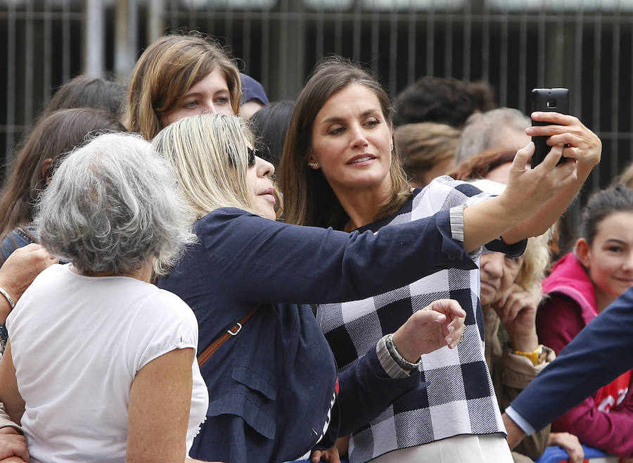  Doña Letizia estuvo conversando con los niños sobre sus actividades escolares. 