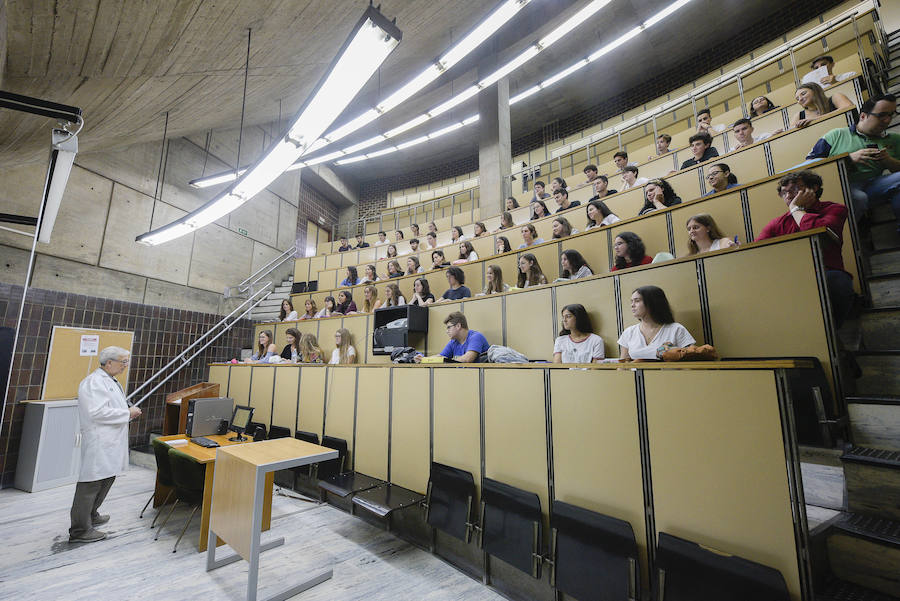 Los estudiantes de la Universidad de Oviedo han vuelto este martes a las aulas. Algunos de ellos pisan por primeras vez las escuelas y facultades asturianas. La inauguración oficial del curso tendrá lugar este miércoles