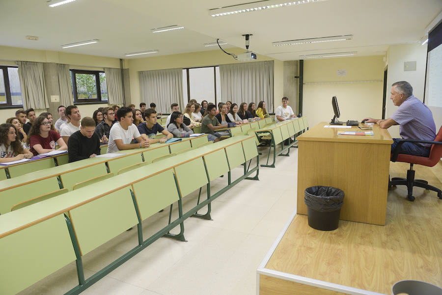 Los estudiantes de la Universidad de Oviedo han vuelto este martes a las aulas. Algunos de ellos pisan por primeras vez las escuelas y facultades asturianas. La inauguración oficial del curso tendrá lugar este miércoles