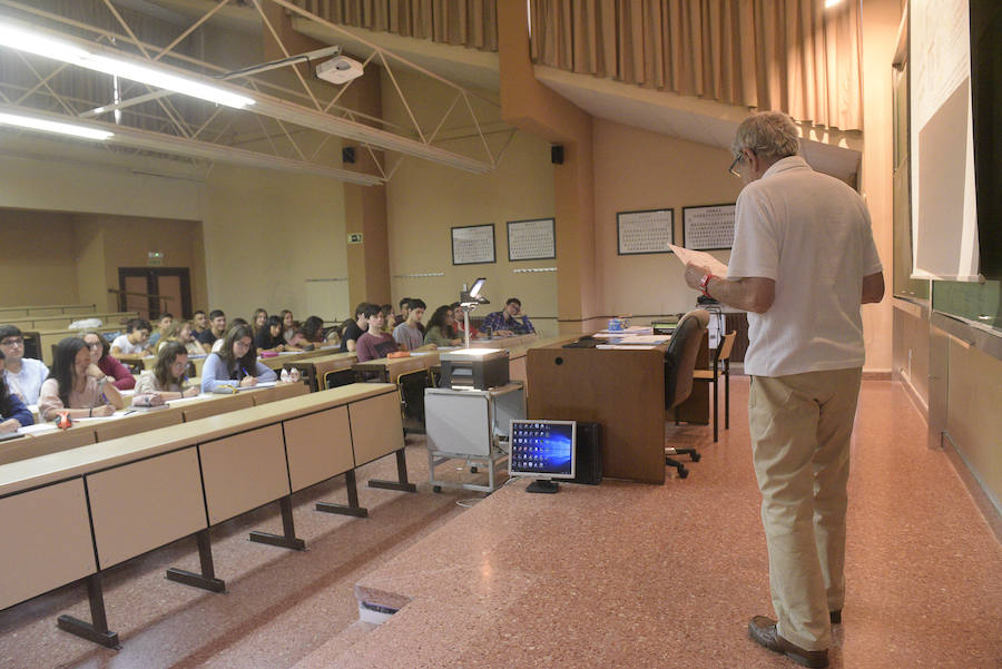 Los estudiantes de la Universidad de Oviedo han vuelto este martes a las aulas. Algunos de ellos pisan por primeras vez las escuelas y facultades asturianas. La inauguración oficial del curso tendrá lugar este miércoles