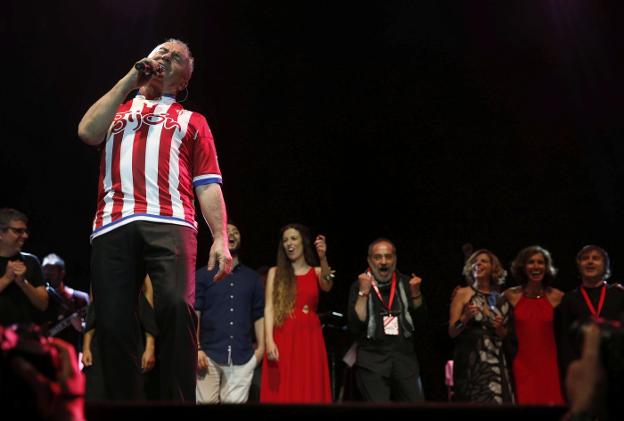 Víctor Manuel, en el Palacio de Deportes de Gijón. 