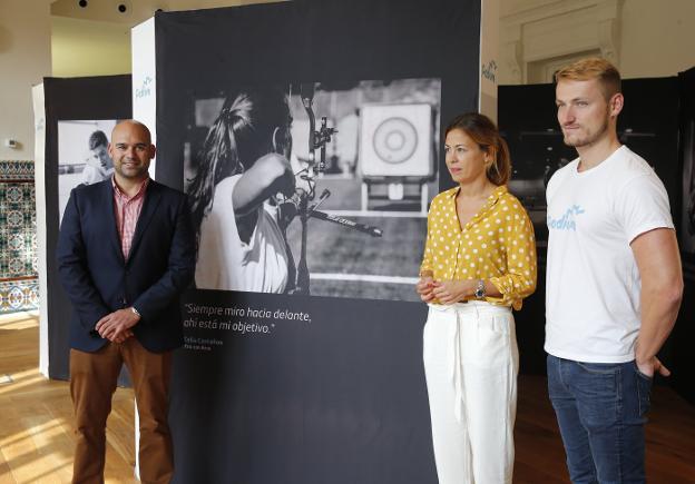 Jesús Martínez Salvador, Paula Beirán y Marcus Cooper, junto a una de las imágenes de la muestra. 