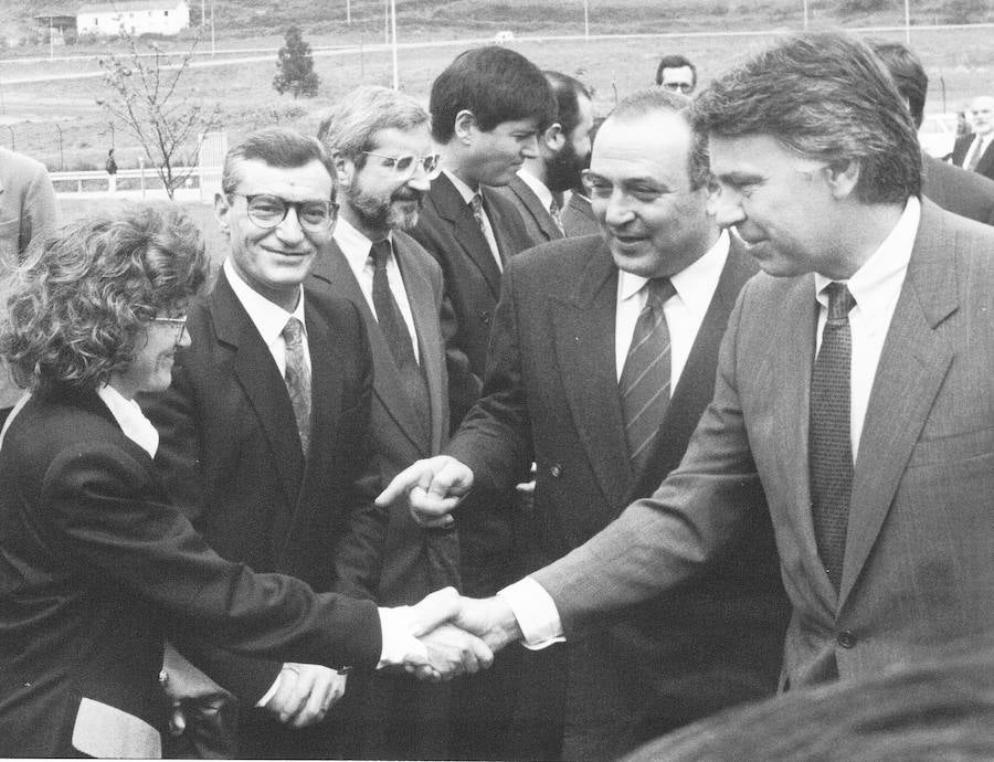 1993. María Luisa Carcedo saluda a Felipe González durante una visita del presidente del Gobierno a la factoria de Dupont en Asturias.