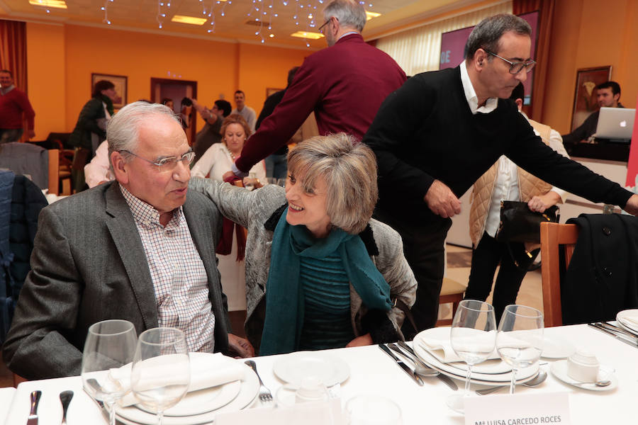 2016. María Luisa Carcedo, con Alfonso Guerra en la comida conmemorativa de la celebración de los 125 años de la Agrupación Municipal Socialista de Gijón.