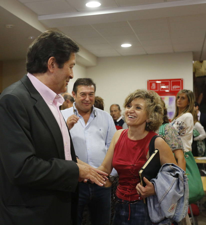 2014. María Luisa Carcedo saluda a Javier Fernández tras el anuncio del secretario general del PSOE asturiano de su intención de presentarse como candidato del PSOE a las elecciones autonómicas.