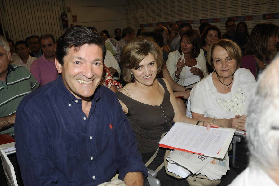 2010. María Luisa Carcedo, con Javier Fernández y Paz Fernández Felgueroso en la reunión del comité federal del PSOE que dio el pistoletazo de salida al proceso de designación de candidatos para las elecciones autonómicas y municipales de mayo de 2011.