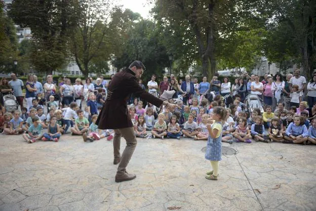 El Mago Pelayo, con la pequeña Clara, durante su actuación en el Campo de San Francisco. 