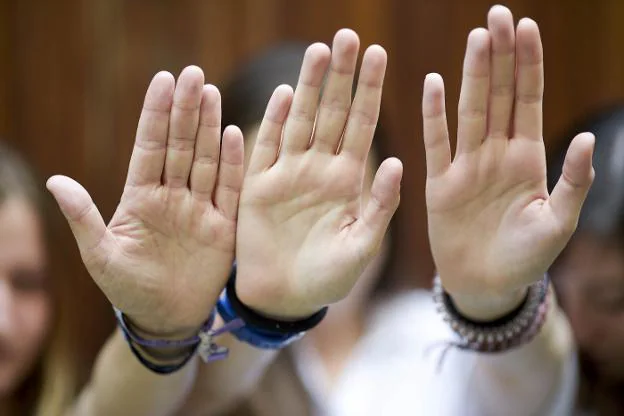 Tres de las jóvenes que testificaron contra el profesor. 