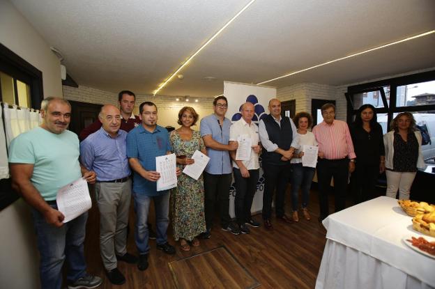 Francisco Álvarez Cascos, tercero por la derecha, con miembros de Foro en el acto celebrado ayer en Cangas de Onís. 