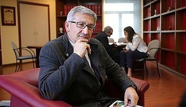 El rector se declara «absolutamente contrario al machismo» en las aulas y fuera de ellas