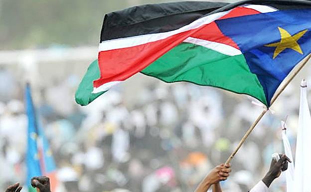 Una mujer enarbola la bandera de Sudán del Sur durante las celebraciones en Juba del nacimiento de este nuevo país. 