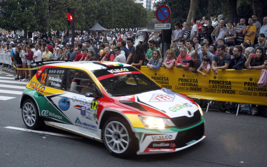 La calle Uría de Oviedo ha sido el escenario de la ceremonia de salida de los vehículos participantes en el 55 Rally Princesa de Asturias.