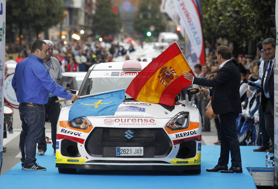 La calle Uría de Oviedo ha sido el escenario de la ceremonia de salida de los vehículos participantes en el 55 Rally Princesa de Asturias.