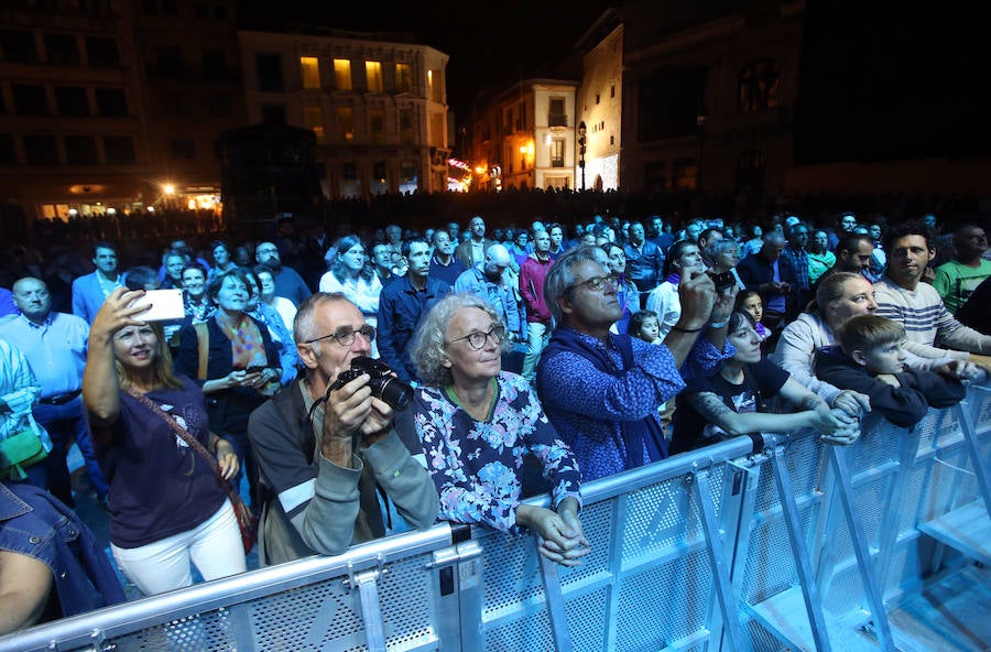 La artista sueca inauguró el escenario de la plaza de la Catedral, en el que presentó 'Kong', su último lanzamiento, además de recordar sus temas más exitosos.