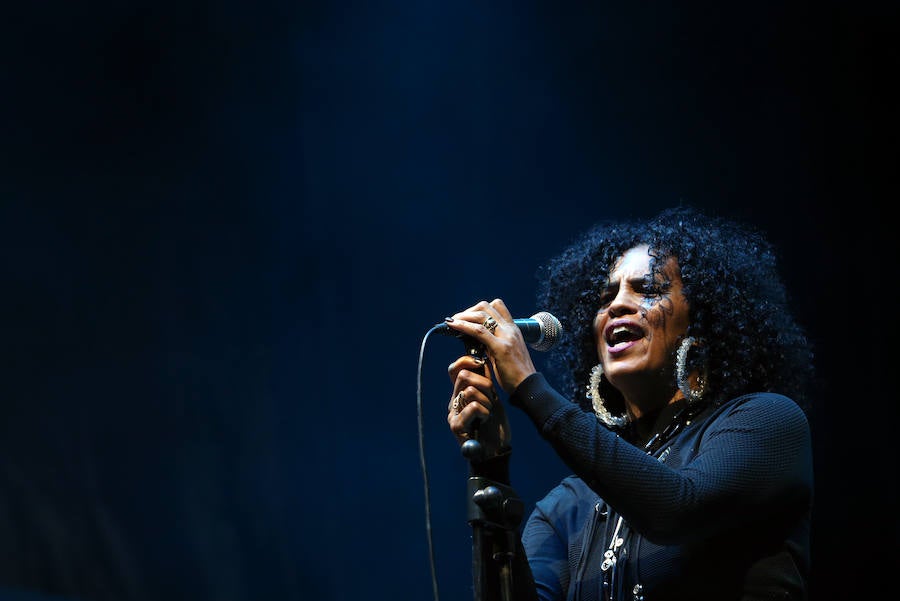 La artista sueca inauguró el escenario de la plaza de la Catedral, en el que presentó 'Kong', su último lanzamiento, además de recordar sus temas más exitosos.