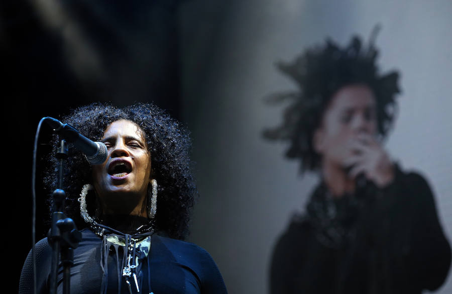 La artista sueca inauguró el escenario de la plaza de la Catedral, en el que presentó 'Kong', su último lanzamiento, además de recordar sus temas más exitosos.