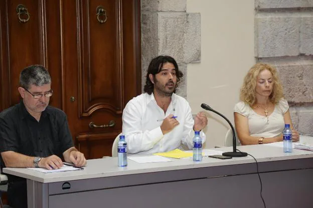 Enrique Riestra, en el centro, durante el Pleno de ayer. 