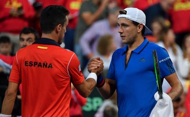 Roberto Bautista y Lucas Pouille se saludan tras el 2-0 en Lille. 