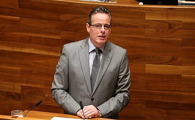 El diputado socialista Marcelino Marcos Líndez interviene en la Junta General. 