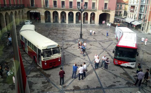 Buses de 1978 y 2018 en la Plaza Mayor gijonesa
