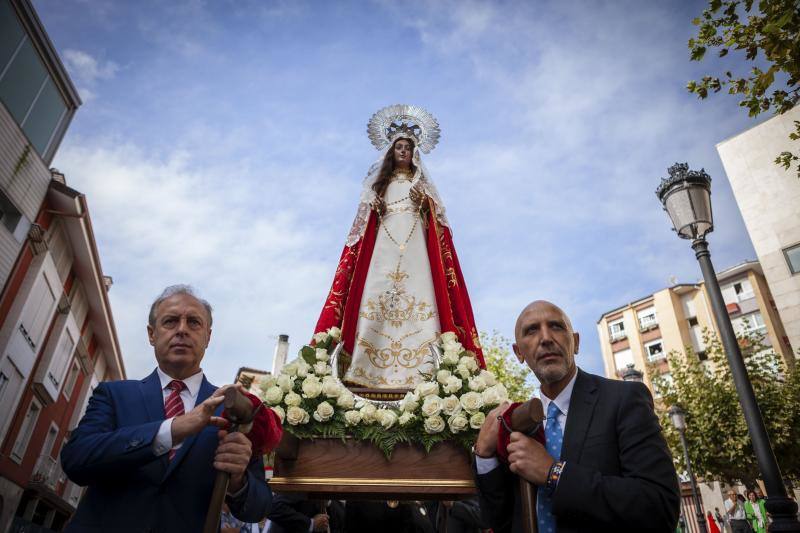 Candás ha celebrado el día grande de las fiestas de El Cristo, cuya procesión por el centro de la villa marinera ha sido seguida por centenares de personas. 