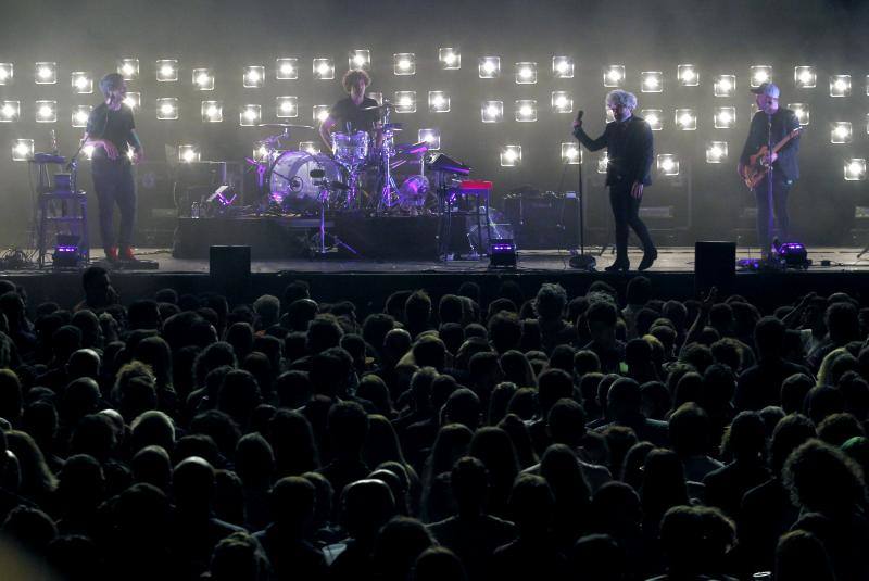 La banda madrileña, la cantante gaditana y el grupo indie llenaron la plaza de la Catedral en la segunda noche de conciertos del fiestas de San Mateo.