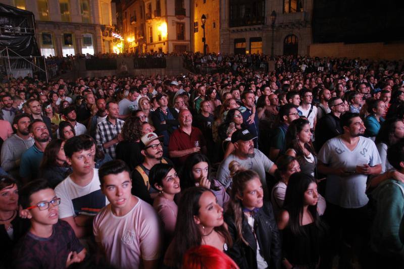 La banda madrileña y la cantante gaditana llenaron la plaza de la Catedral en la segunda noche de conciertos del fiestas de San Mateo.