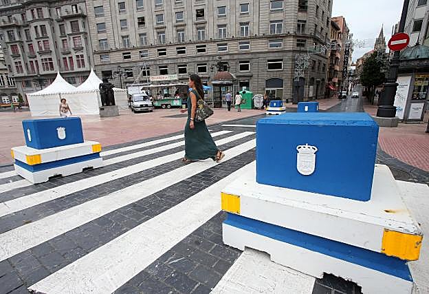 Cuatro bolardos fueron instalados durante el día de ayer en la calle San Francisco. 
