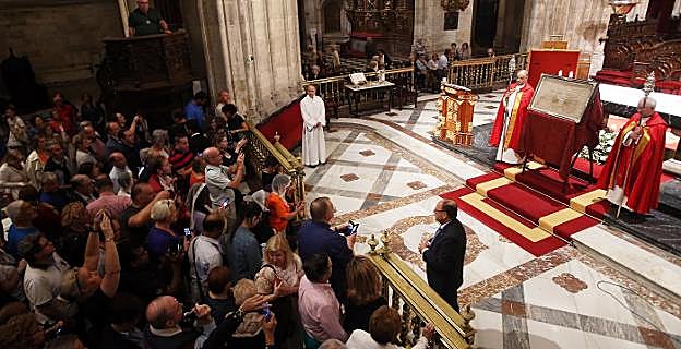 El Santo Sudario se mostró durante la misa de las seis y media. 
