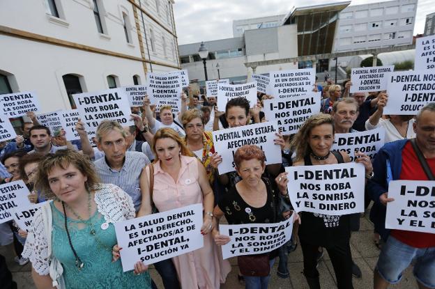 Asamblea de perjudicados de iDental, ayer, en El Coto. 