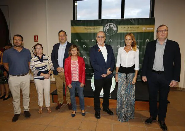 Javier Nievas, de Caja Rural; la vicepresidenta del Consejo Regulador, Belén García, el alcalde Alejandro Vega, la directora general de Desarrollo Rural María Jesús Aguilar, el actor Roberto Álvarez, Sandra Ibarra y el presidente del Consejo Regulador, Tino Cortina, en la espicha solidaria. 