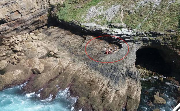 Un hombre resulta herido tras caer en un acantilado de Cabo Vidio
