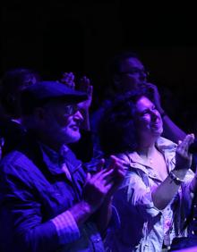 Imagen secundaria 2 - José James, durante su directo en Oviedo; abajo, una imagen del público que asistió a la plaza de la Catedral.