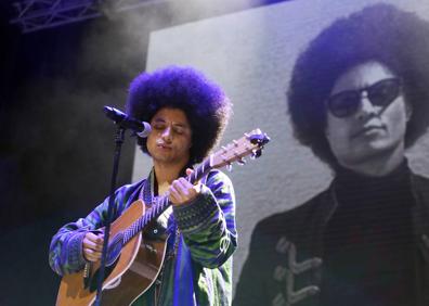 Imagen secundaria 1 - José James, durante su directo en Oviedo; abajo, una imagen del público que asistió a la plaza de la Catedral.