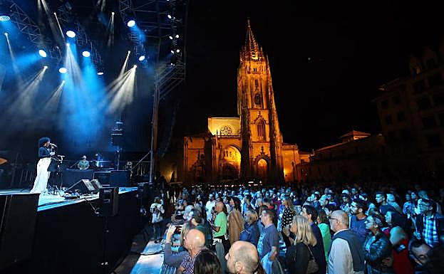 Neneh Cherry saludó a sus fans en español, pero reconoció que tiene el idioma «un poco roto».