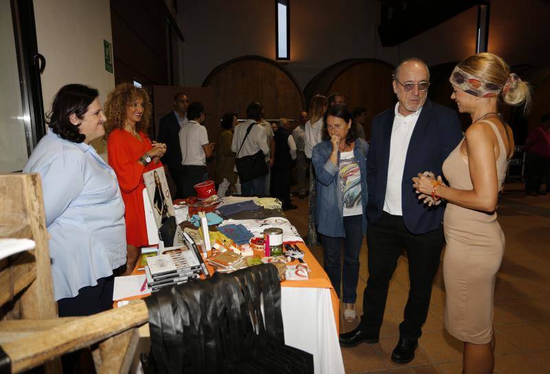 Sandra Ibarra y el actor Roberto Álvarez acudieron al llagar Castañón en Quintueles, escenario en el que el Consejo Regulador anunció la creación de una escuela de supervivientes de la enfermedad.