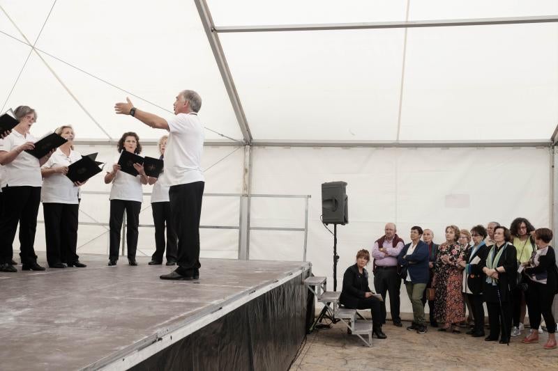 La Coral La Corredoria, el Coro Vetusta y el Coro Reconquista ofrecieron un recital en el Paseo del Bombé durante el vermú en el Campo organizado con motivo de las fiestas de San Mateo.