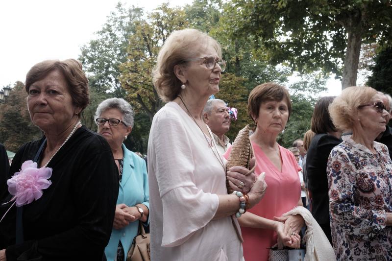 La Coral La Corredoria, el Coro Vetusta y el Coro Reconquista ofrecieron un recital en el Paseo del Bombé durante el vermú en el Campo organizado con motivo de las fiestas de San Mateo.