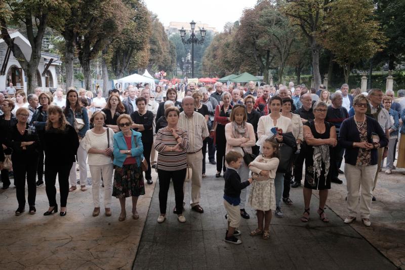 La Coral La Corredoria, el Coro Vetusta y el Coro Reconquista ofrecieron un recital en el Paseo del Bombé durante el vermú en el Campo organizado con motivo de las fiestas de San Mateo.