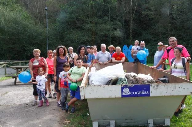 Vecinos y políticos compartieron una jornada de limpieza del arroyo de La Candaliega. 