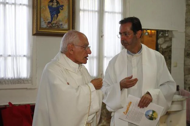 José Manuel Feito conversa con el párroco antes del homenaje. 